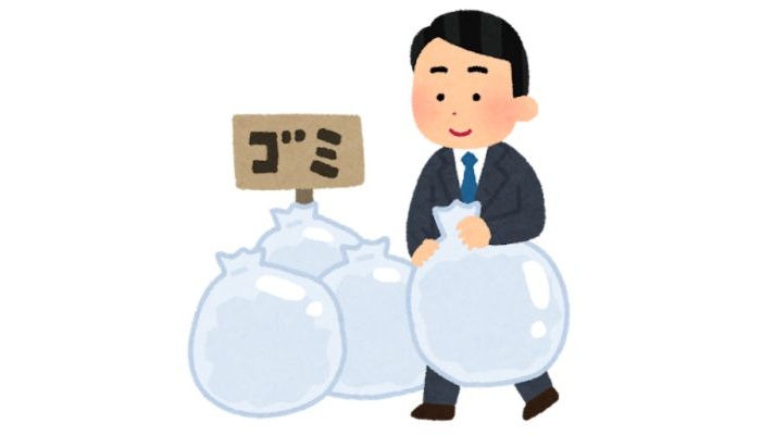 出勤ついでにごみ出しをするサラリーマン