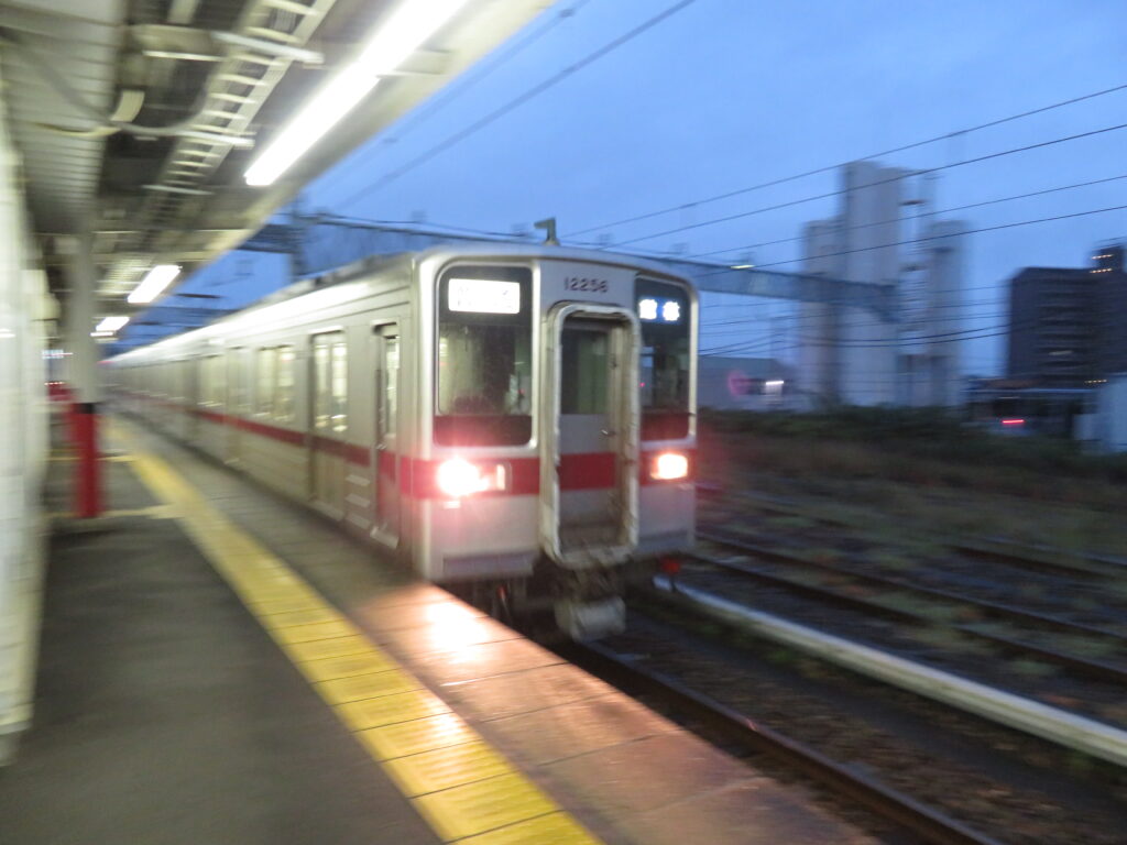 駅に到着する電車